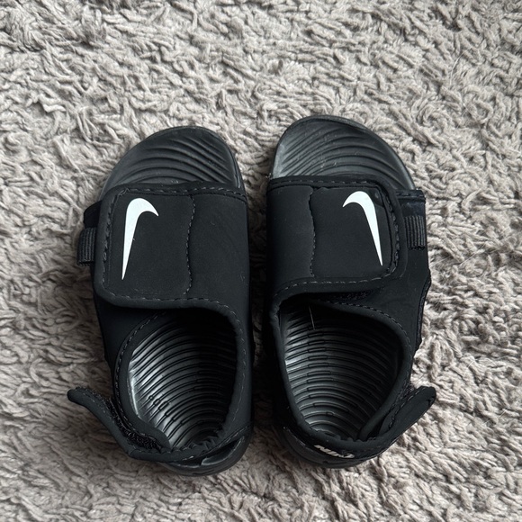 Nike Kids Black and White Sandals - Picture 1 of 1